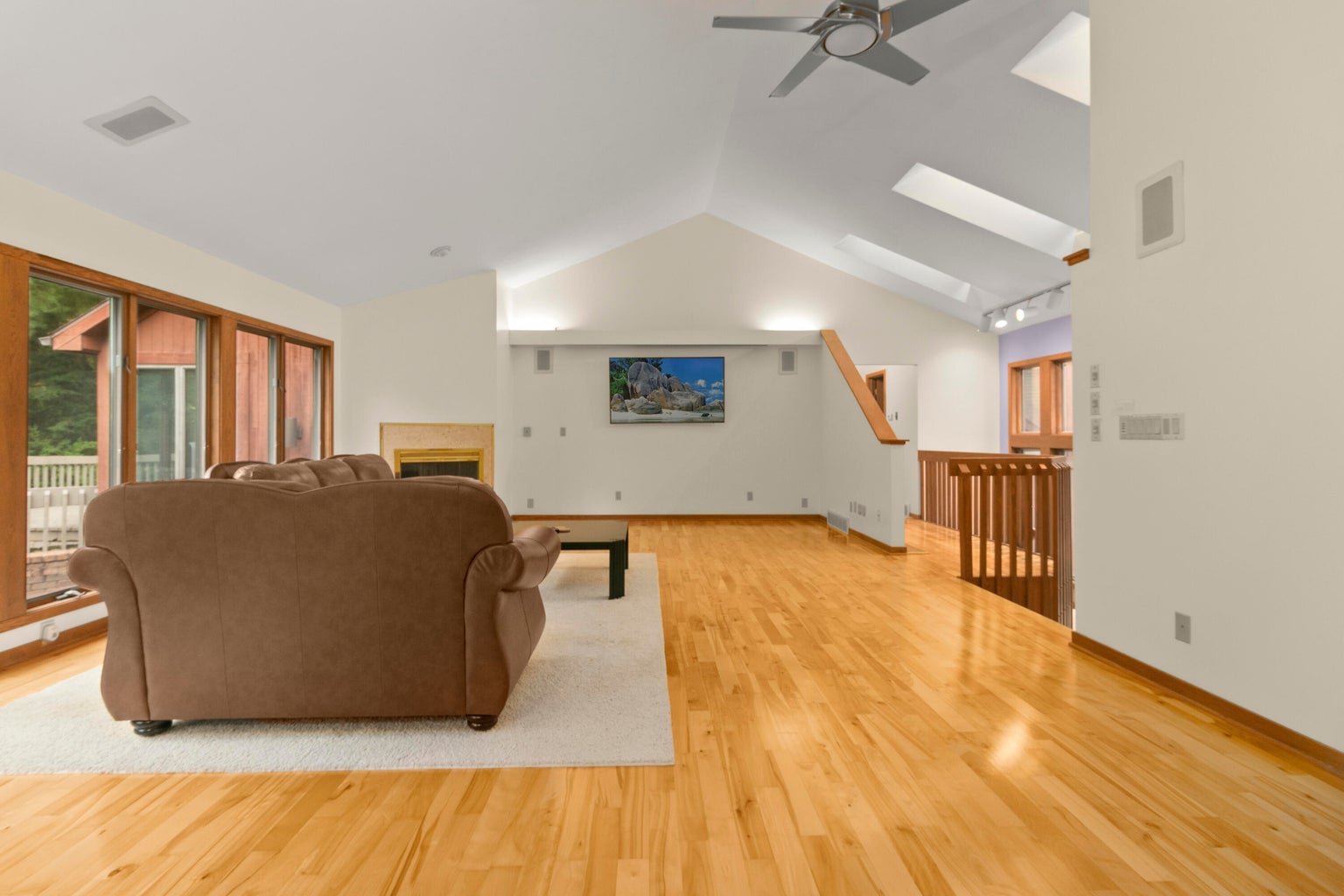 20260812183136047261000000-o open room with hardwood floor