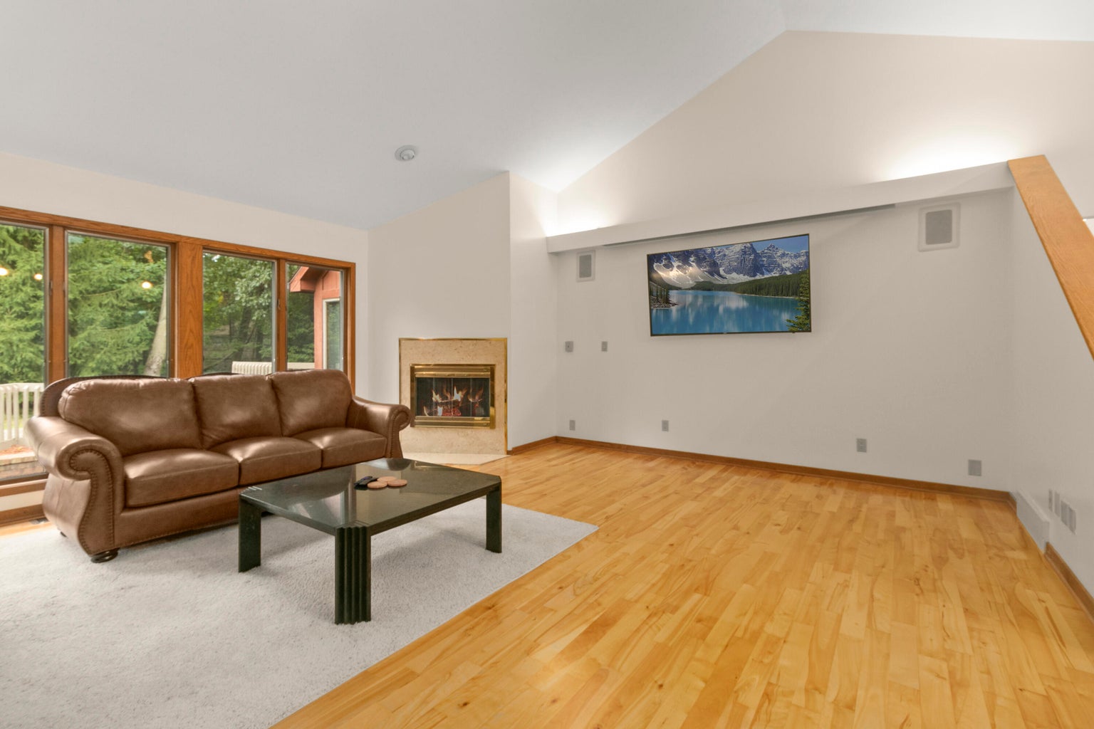20260812183201829328000000-o room with vaulted ceiling