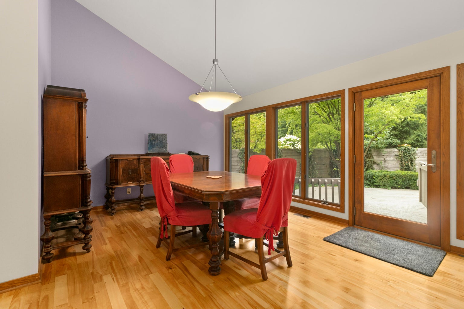 20260812183249952991000000-o seating area with large windows