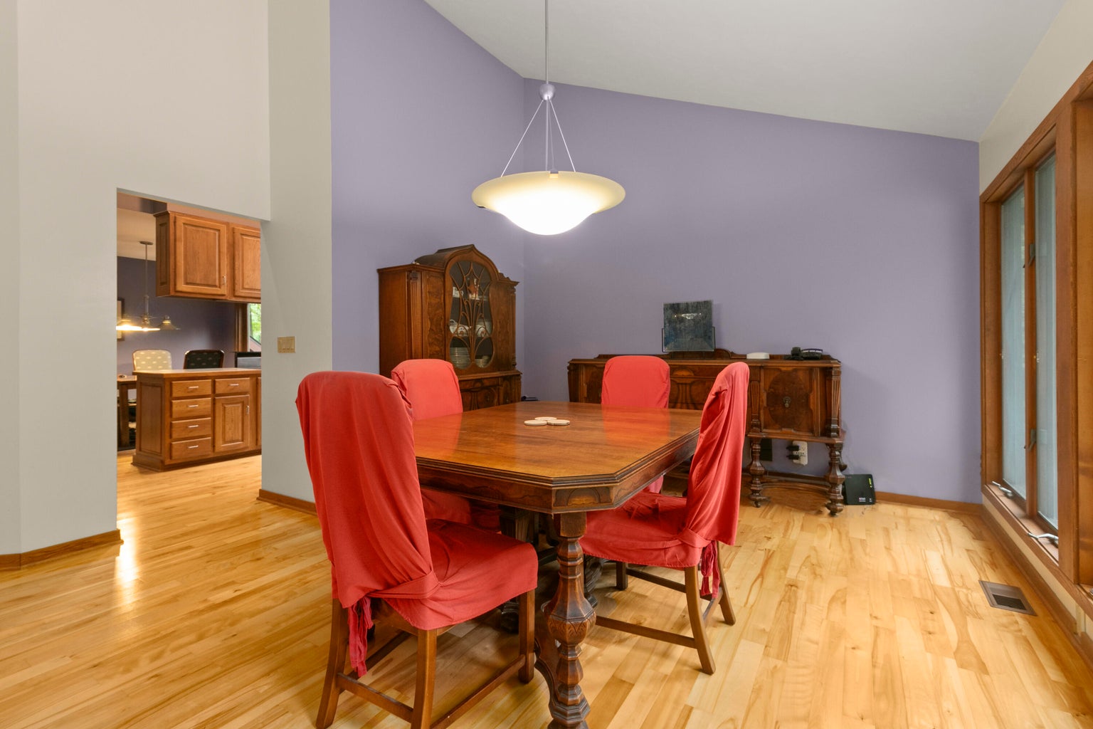 20260812183331916347000000-o seating around table
