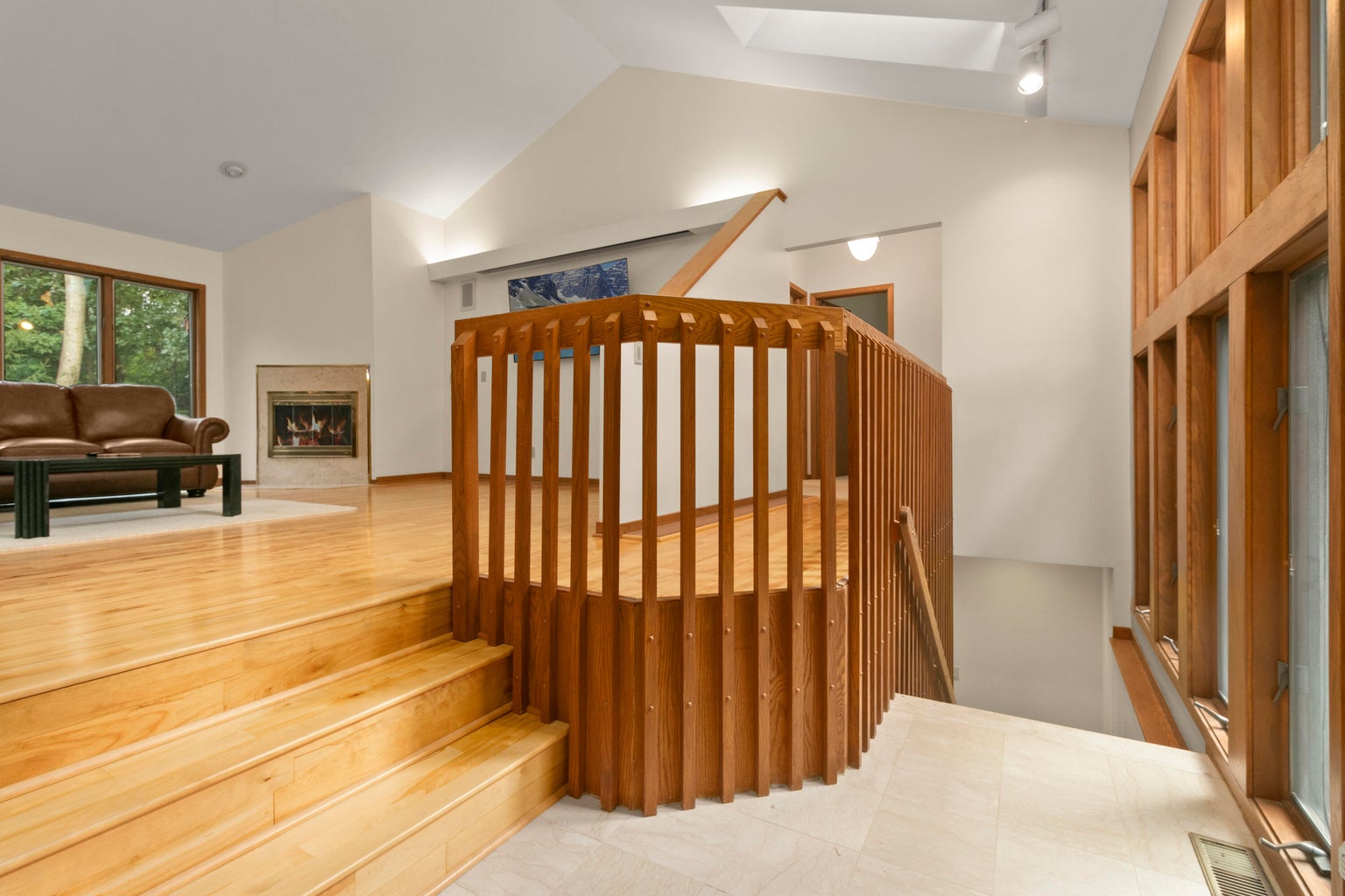 20260812183350983211000000-o interior with railing