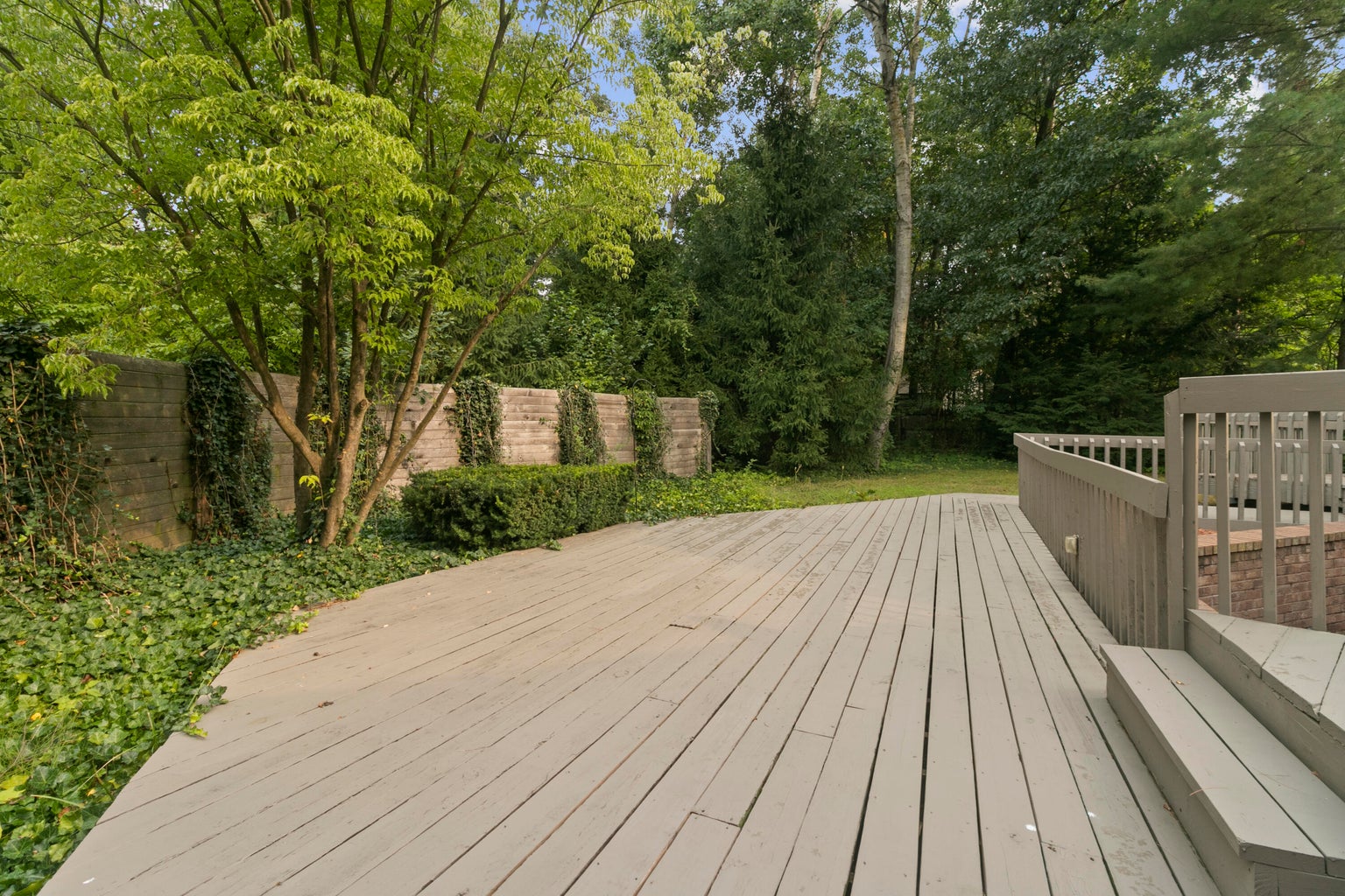 20260812183527898698000000-o vast outdoor living area