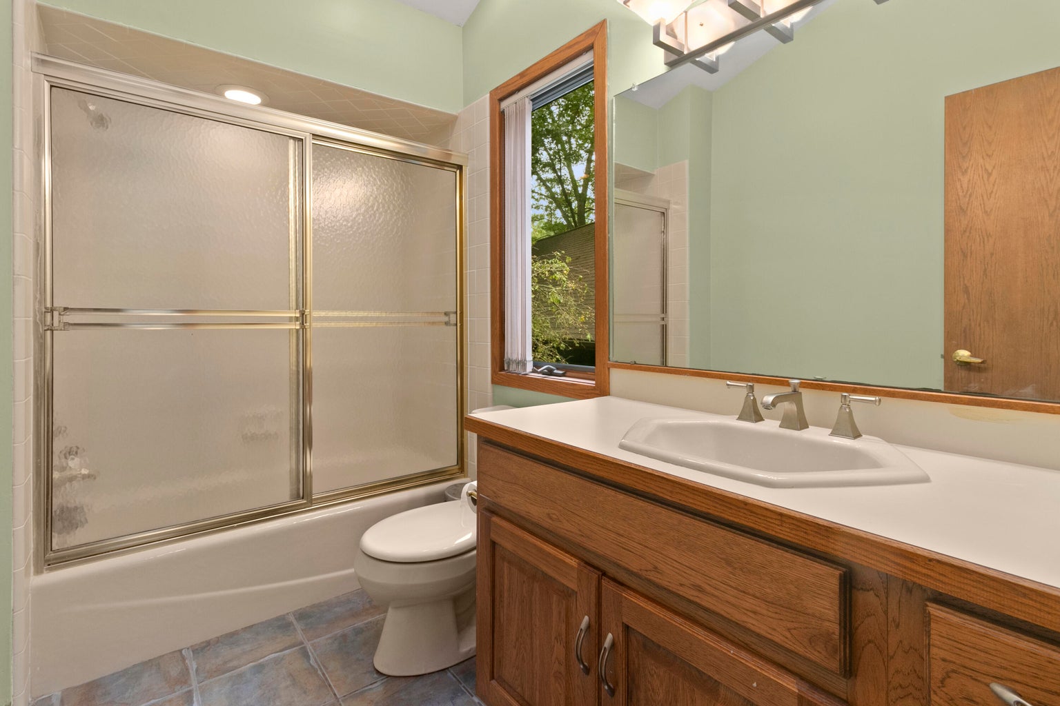 20260812183939296822000000-o bathroom with green walls