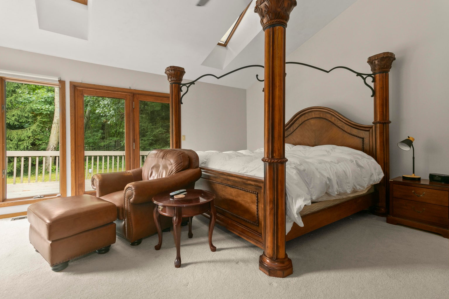 20260812184004843357000000-o large bed in luxury room