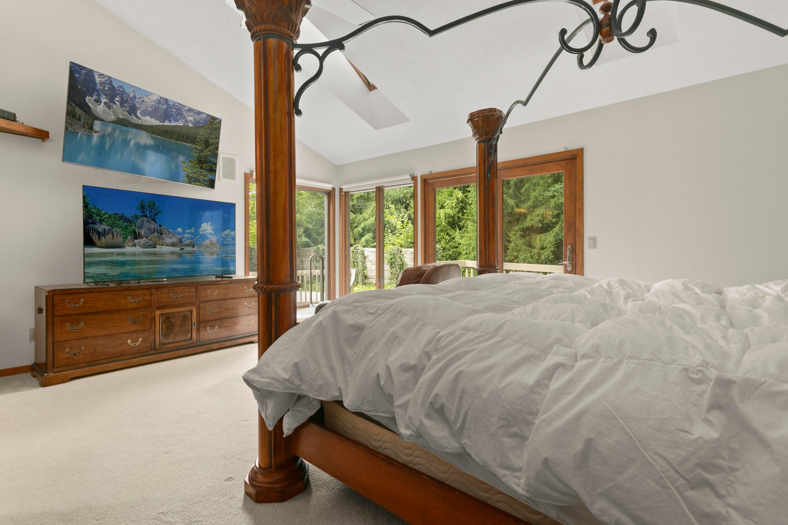 20260812184023209019000000-o master bedroom