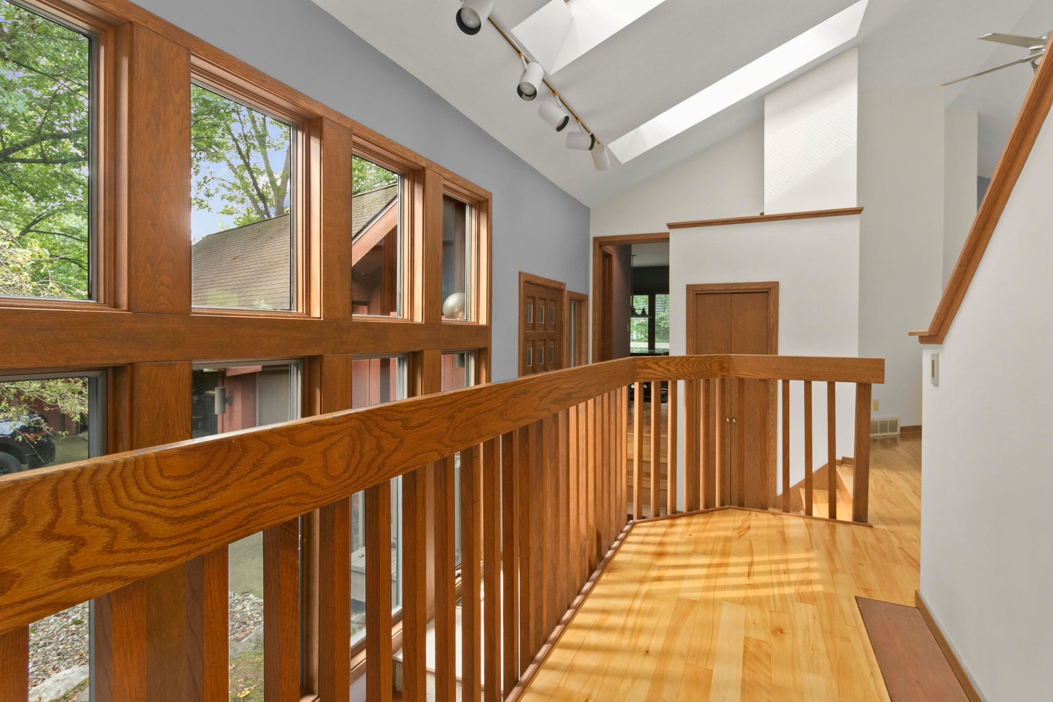 20260812184128986987000000-o walkway past many windows