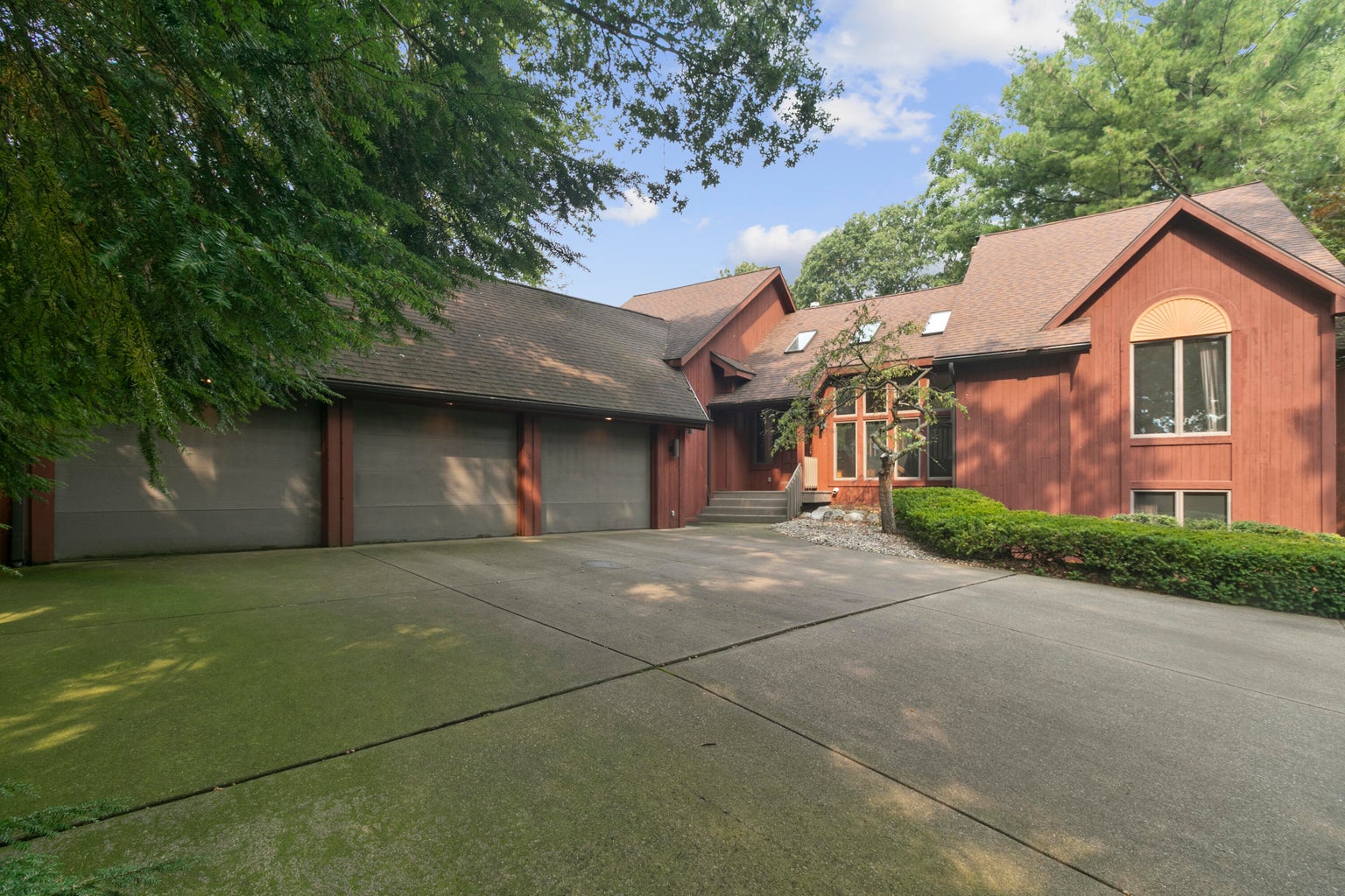 20260812184556449859000000-o home with attached garage and well maintained shrubbery