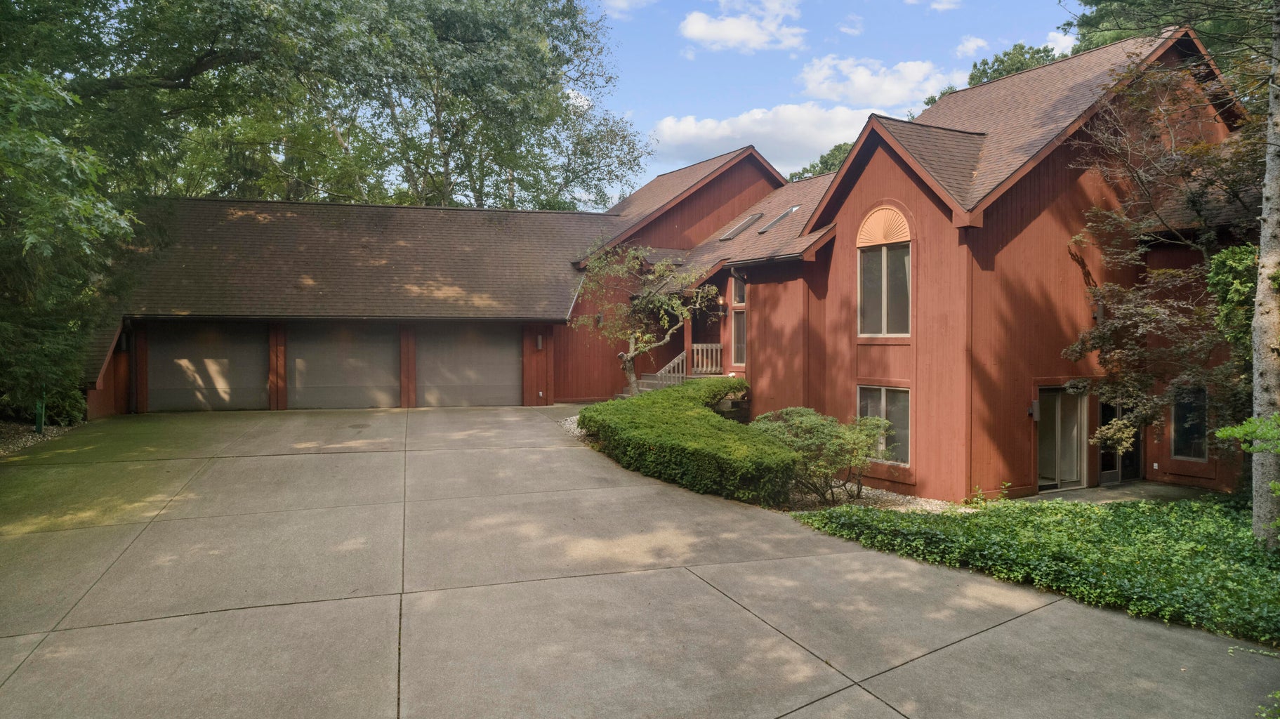 20260812184653507907000000-o home and garage drivewy view