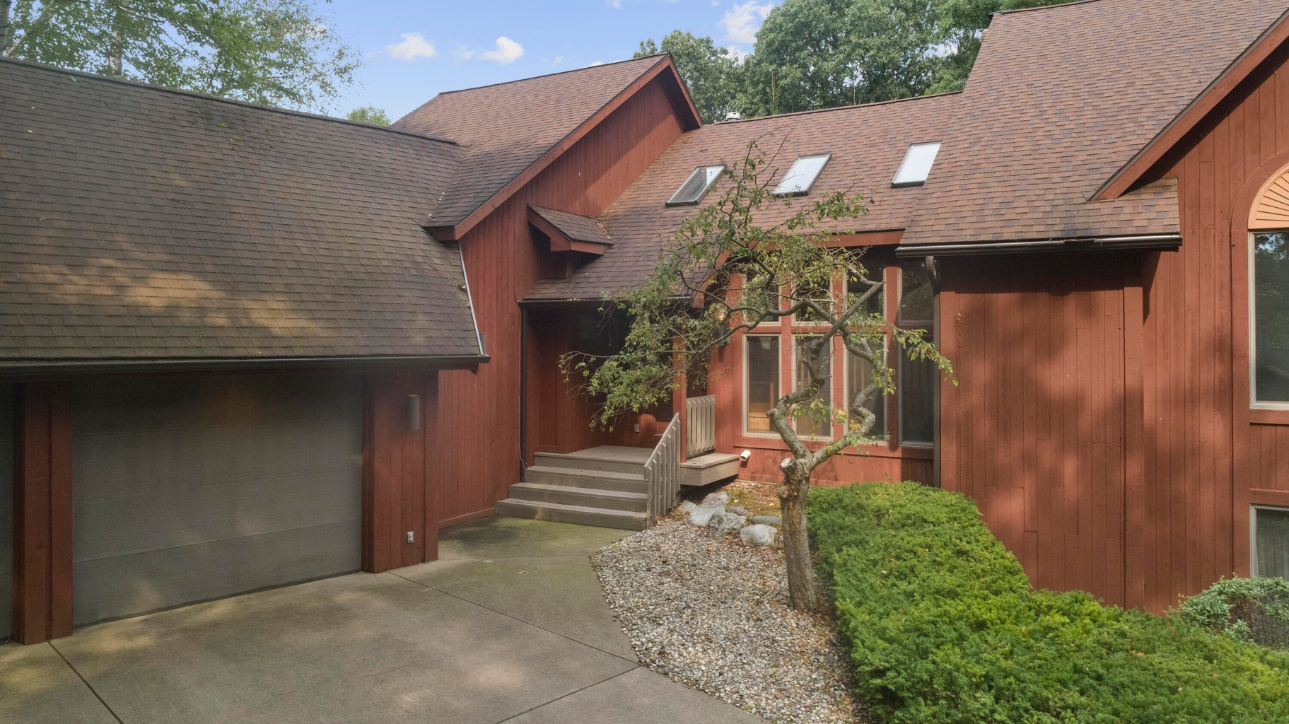 20260812184828932786000000-o exterior of brick home