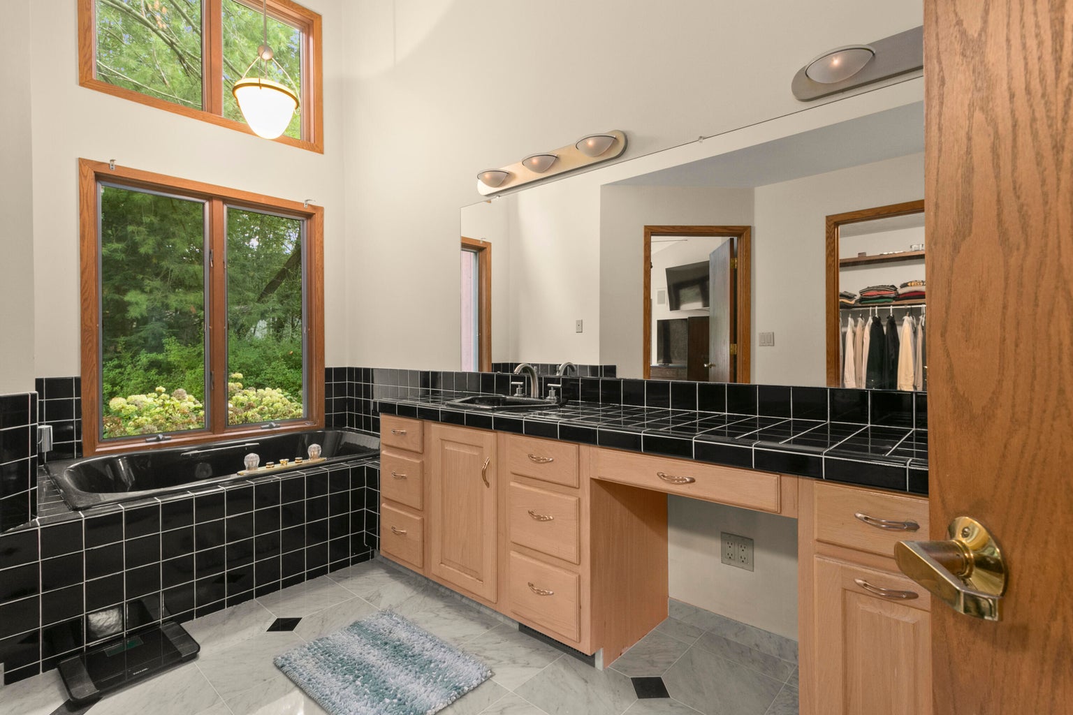 20260812184932188179000000-o vanity room