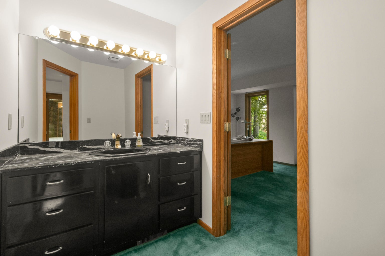 20260812184959253963000000-o bathroom with green floor