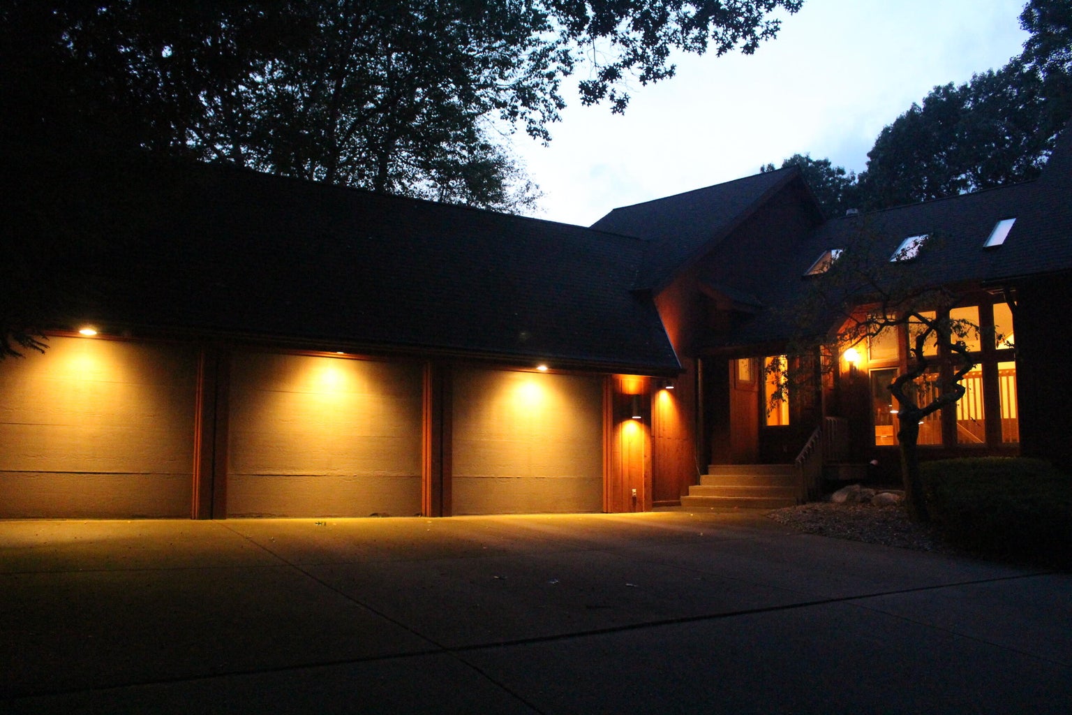 20260812185116506249000000-o evening home exterior